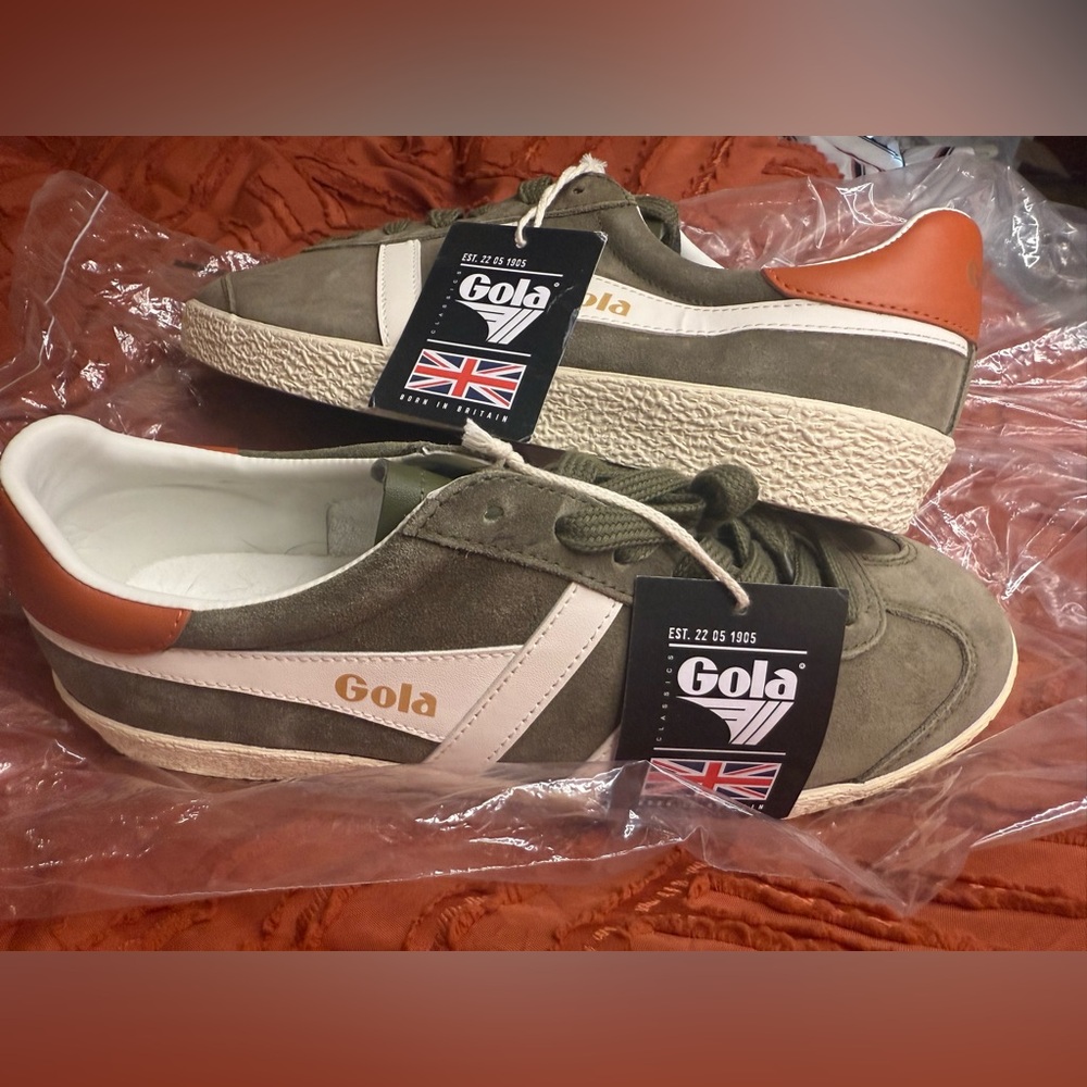 Gola Olive and White Sneakers Size 8.5 in Men’s 10 in Women’s NEW